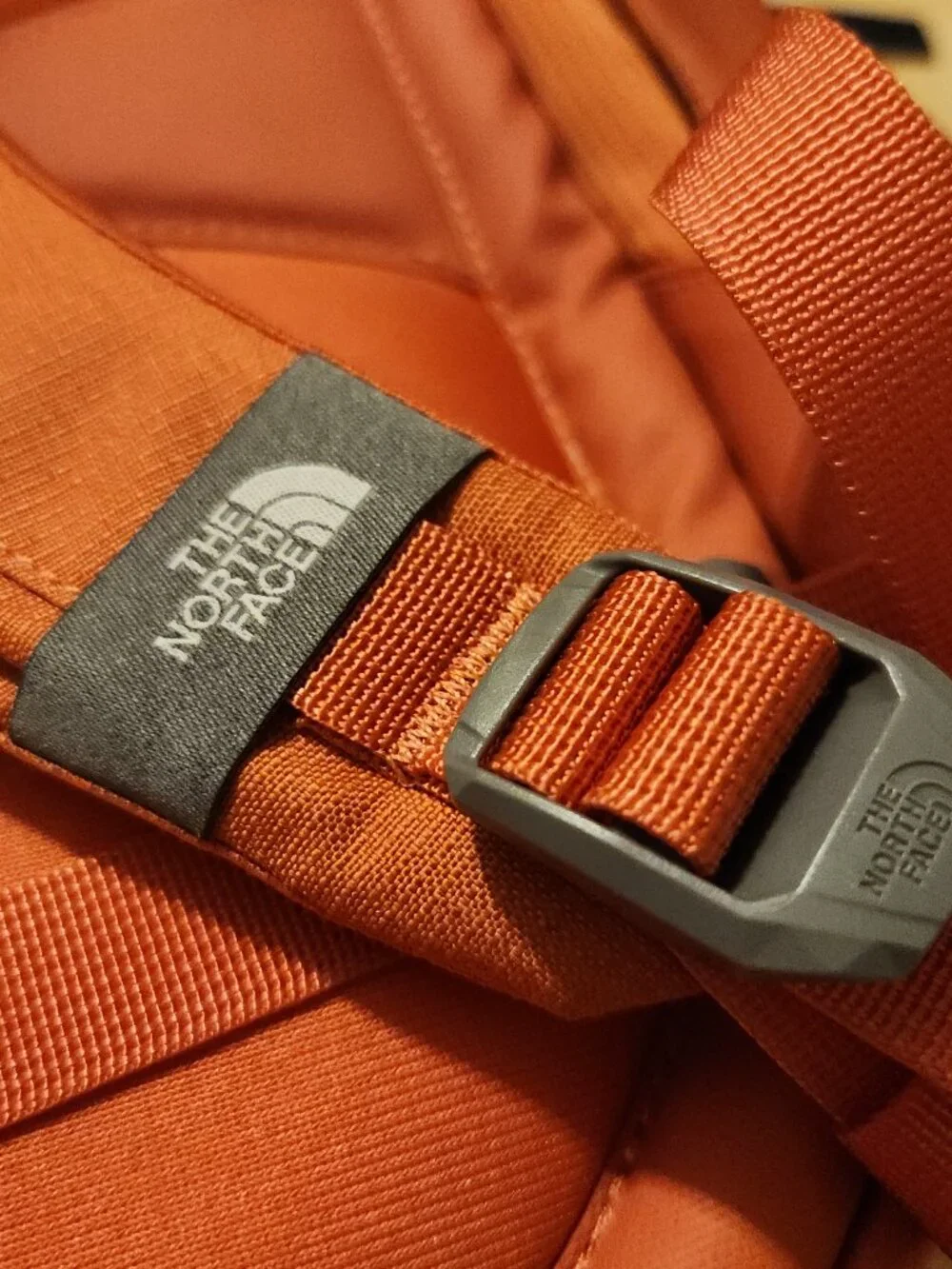 THE NORTH FACE Women's Backpack Recon 30 Liter, Mars Dust Dark